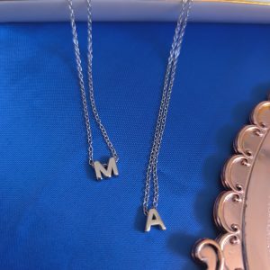 Collar con Inicial Lisa