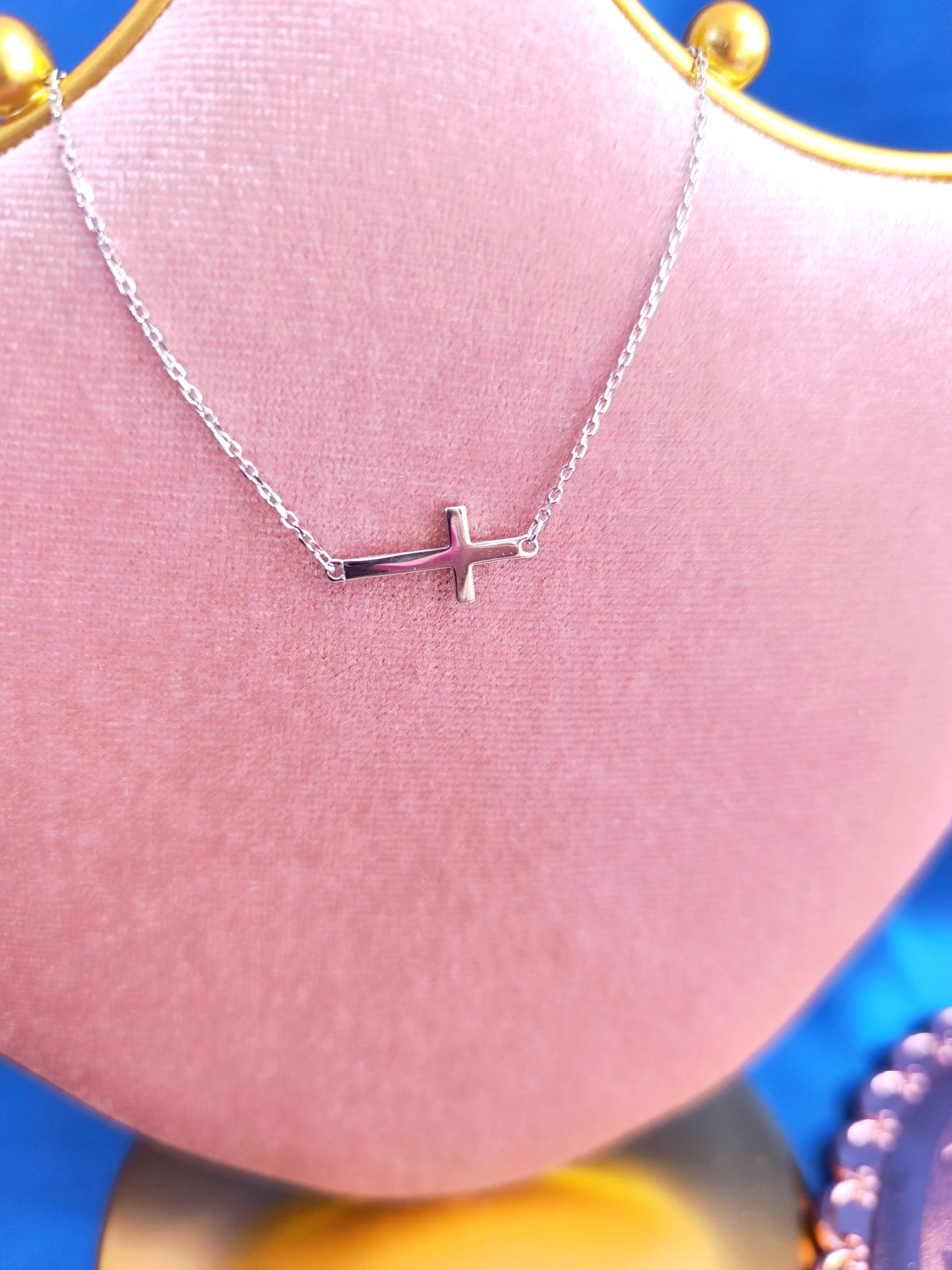 collar cruz invertida