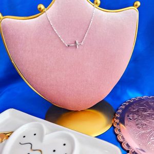 collar cruz invertida