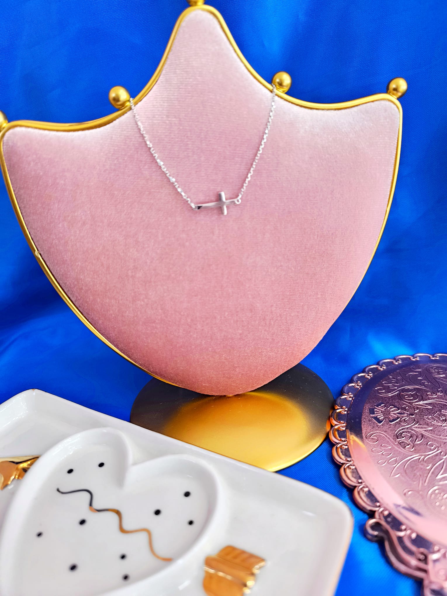 collar cruz invertida